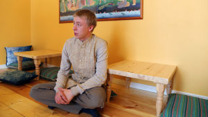 I den vegetariska restaurangen Govindam kan man välja mellan att sitta vid vanliga bord eller de här låga borden. Caius Fritz driver restaurangen som ägs av Krishna-rörelsen. Caius Fritz.