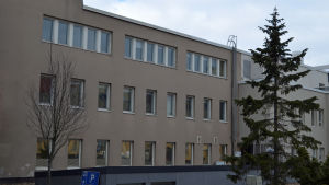 Det mindre tilltalande utseendet på 80-talsbyggnaden på sjukhusområdet är byggnadens styrka, säger Santtu von Bruun. Startup-kluster planeras på Maria sjukhusområde.