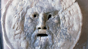 Bocca della Verità, Totuuden suu, marmorista veistetty, kasvoja esittävä reliefi (mahdollisesti pakana-aikaista jumalaa esittävä veistos).