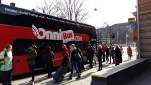 Onnibus stannar vid Åbo stadshus, fastän bussen borde stanna i parken bredvid.