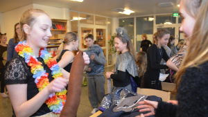 Emma Ojala spelar apkungen Louie och Sofia Eronen är Bagheera. Emma Ojala (apkung Louie) och Sofia Eronen som spelar Bagheera.