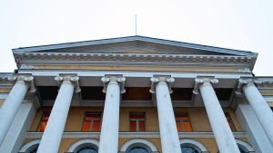 Vid universitetet i sin helhet minskade antalet sökande från i fjol. helsingfors universitets huvudbyggnad