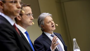 Nordeas verkställande direktör Casper von Koskull (till höger), chefen för Nordeas förmögenhetsförvaltning Snorre Storset och wholesale banking-chefen Erik Ekman vid en presskonferens i Stockholm den 7 april 2016. Nordeas verkställande direktör Casper von Koskull (till höger), chefen för Nordeas förmögenhetsförvaltning Snorre Storset och wholesale banking-chefen Erik Ekman vid en presskonferens i Stockholm den 7 april 2016.