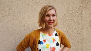 Minna Leinonen har skapat körverket Låt mig vara - Anna mun olla delvis på basen av lyrornas egna upplevelser. Minna Leinonen tar fasta på lyrornas egna upplevelser i sitt körverk Låt mig vara - Anna mun olla. 2016.