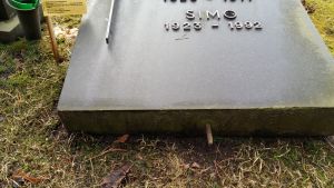 En gravsten med bara en tapp undertill har blivit sned och fällts omkull på Åbo begravningsplats. En gravsten har varit så sned att den fällts omkull och fått en gul lapp med uppmaning att åtgärda saken.