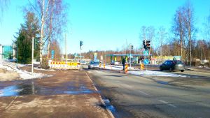 Trafikljusen vid skyddsvägen är långsamma och många springer över till busshållplatserna brevid Neste utan att se sig för särskilt efter skolan då eleverna har bråttom till bussen. Vägarna utanför Mattlidens skola.