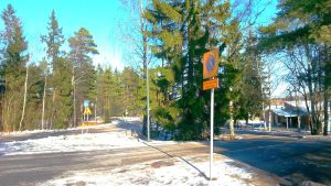 Vägen är smal där elever lämnas av och enda stället man kan vända vid är rundkörsel-platsen. Vägarna utanför Mattlidens skola.