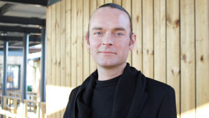 Robert Eriksson är sakkunnig och arkitekt vid stadskansliets näringslivsavdelning. sakkunig och arkitekt vid Helsingfors stadskanslis näringslivsavdelning