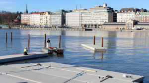 På de här betongpontonerna ska Allas bryggor byggas. Utebadet får tre simbassänger, en havsvattenbassäng och två uppvärda bassänger. Här byggs utebadet Allas.