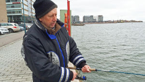 Man fiskar från Märaholmskajen i Gräsviken