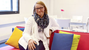 Pernilla Stenbäck, vårdlärare vid yrkeshögskolan Arcada säger att praktikplatserna inte heller räcker åt alla. Pernilla Stenbäck, barnmorska