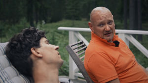 Olavi Kujanen sitter på en terass med Kasper Strömman Olavi Kujanen sitter på en terss med Kasper Strömman