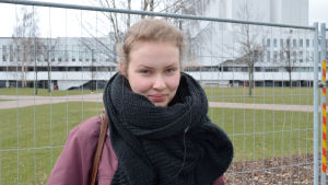 Studerande Silva Perander promenerade genom parken för första gången, när det blir varmt vill hon komma hit för att sola sig. Tölövikens park voxpop
