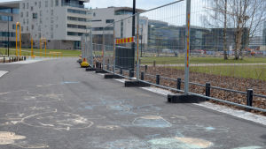 Också de gräsmattorna som inte omgärdas av staket är ömtåliga. Parken öppnas officiellt den 12 juni på Helsingforsdagen, staden ordnar då en fest i parken. Tölöviksparken