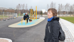 Leena Jaatinen undrar om det kommer att finnas något liv i parken - eller blir det en stor och tom plats. Leena Jaatinen är rädd att cyklisterna kommer för nära lekplatsen