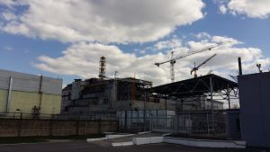 Reaktorn i Tjernobyl försågs med ett nytt skyddshölje. Den gamla sarkofagen som täcker reaktor 4.