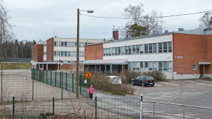 Boställsskolan ligger ett stenkast från Ring I. År 2020 ska skolan flytta till ett nytt skolhus. boställsskolan i Esbo