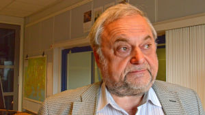 Folke Sundman (SDP) deltog i sin första arbetarmarsch på 1950-talet. I år tänker han delta i förstamajtåget igen. Folke Sundman poserar i studion.