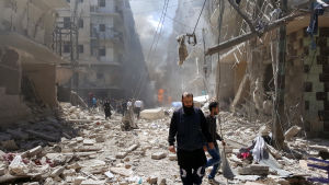 Aleppo var före kriget Syriens största stad och ekonomiska motor. Stora delar av staden och landets ekonomi ligger idag i ruiner. Människor i den rebellkontrollerade stadsdelen Bustan Al Qasr i Aleppo efter flygräder 28.4.2016