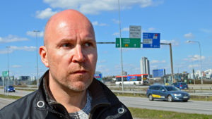 Sami Mankonen är projektchef vid NTM-centralen. Projektchef Sami Mankinen poserar vid Västerleden.