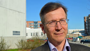 Prorektor Pertti Panula är orolig för följderna för tvåspråkiga Helsingfors universitet. Prorektor, professor Pertti Panula, Helsingfors universitet.