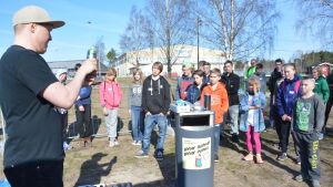 Theo Sandström berättade hur man gör då man ska måla graffiti. Theo Sandström på Raseborg offspring 2016.