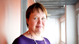 Kriminalkonstapel Tuija Kivinen, Helsingforspolisen. Närbild på korthårig kvinna i lila tröja.