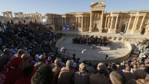 Mariinskijteaterns orkester spelar segerkonsert i den romerska teatern i Palmyra i maj 2016. I december var staden igen under IS kontroll och romerska teatern hör till de byggnader gruppen har gått lös på. Ryssland ordnade konsert i Palmyra