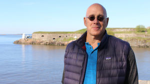 USA:s ex-ambassadör Bruce Oreck leder en kommitté som ska vaska fram ekologiska lösningar för Skanslandet. Skanslandet i Helsingfors