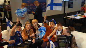 Sandhja omringad av bakgrundssångarna efter finalen. Sandhja och Akkabellas efter den första semifinalen i Eurovisionen.
