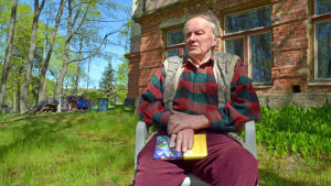 Aulis Junes hoppas att hans villa en dag ska vara ett kultur- och traditionscentrum. Aulis Junes, ägare till Fågelsångens villa nummer 9.