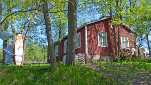Aulis Junes blev ägare till den röda stugan bredvid villan i samband med striden mot staden. Röd stuga vid Tölöviken.