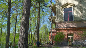Aalto universitet studerande konstaterade 2010 att åtminstone stommen till Junes villa är i gott skick. Fågelsångens villa nummer nio.