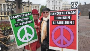 Kisti Mäntynen och hennes väninna Pilke demonstrerar för fred och mänsklighet.