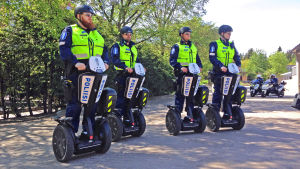 Polisen i Helsingfors testar sina nyaste fordon i sommar. De har skaffat fyra ståhjulingar som kommer att patrullera på bland annat lättrafikleder, i parker och på festivalområden. Segwaypoliser i Helsingfors.