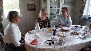 Marianne Ringnér, Caisa Svärdén och Gunilla Hultgren. Marianne Ringnér, Cajsa Svärdén, Gunilla Hultgren vid kaffebordet.
