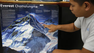 Pemba Sherpa som driver ett bergsbestigningsföretag, visar på kartan var en australisk kvinna och en holländsk man omkom under veckoslutet på Mount Everest Pemba Sherpa som driver ett bergsbestigningsföretag, visar på kartan var en australisk kvinna och en holländsk man omkom förra veckan på Mount Everest