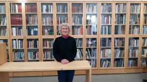 Birgitta Theander på Malmö stadsbibliotek - en byggnad som är som tagen ur en Lottabok Birgitta Theander poserar i Malmö stadsbibliotek