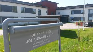 Vid Johanna-hemmet i Borgå är stämningen trivsam och skötarna upplever att kommunikationen fungerar väl. Johanna-hemmet i Borgå