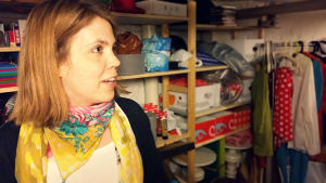 Sagateaters arbetsrum är fyllt av roligheter från golv till tak. Sanna Sofia Vuori, verksamhetsledare för Sagateater, i teatergruppens arbetsrum.