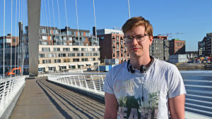 Lari Cederlöf som bor i det tätt bebyggda Fiskehamnen kommer att använda bron ofta. Ung man står på bro, i bakgrunden Fiskehamnen.
