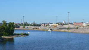Från bron öppnar sig en vacker vy över staden - och över Sumparn, där det om några år kommer att resa sig bostadshus. Vy över Helsingfors från Farfarsbron.