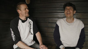 Eero och Kasper njuter av husbåtens komfort. Eero och Kasper njuter av färden i husbåten Saimaan simpukka.
