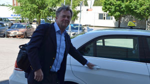 Enligt Ole Oftedal står taxibilarna i Helsingfors stilla alldeles för många timmar per dygn. Cabonline vill ta över bland annat färdtjänsten, om Finlands taximarknad avregleras. Ole Oftedal är vd för Cabonline som vill etablera sig i Finland, om taxiverksamheten avregleras.