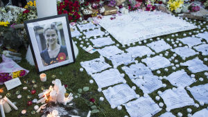 National Action förbjöds år 2016 efter mordet på Arbetarpartiets parlamentsledamot, brexitmotståndaren Jo Cox Kondoleanser till minnet av Jo Cox på Parliament Square i London 17.6.2016