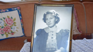 Margit Tall var nitton år då hon fick börja köra spårvagn. På bilden är hon arton. Margit Tall som 18-åring.