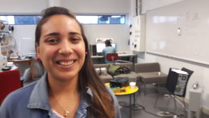 Gabriela Kotila ville studera på engelska, men valde bort de vanligaste engelskspråkiga utbildningarna vård, ekonomi och social arbete. Gabriela Kotila