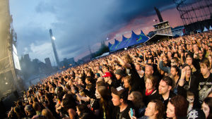 Hårdrocksfans och pojkbandsfans delar en idoldyrkan, men uttrycker det på olika sätt. Publiken under Ghost på Tuska 2016