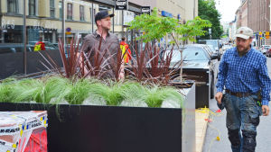 Timo Siitonen (till vänster) och Jani Pensola jobbar med att färdigställa uteserveringen. Timo Siitonen och Jani Pensola jobbar med att färdigställa uteservering på parkeringsruta.