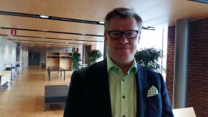Marknadschef Antti Paananen på Energimyndigheten har förståelse för att elbolagen höjer på sina priser. Marknadschef Antti Paananen på Energimyndigheten har förståelse för att elbolagen höjer på sina priser.